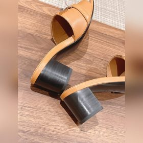 Новые тапочки Hermes Kelly с застежкой Kelly выглядят более стиль