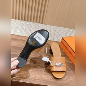 Новые тапочки Hermes Kelly с застежкой Kelly выглядят более стиль
