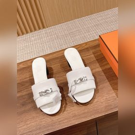 Новые тапочки Hermes Kelly с застежкой Kelly выглядят более стиль
