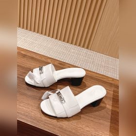 Новые тапочки Hermes Kelly с застежкой Kelly выглядят более стиль