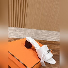 Новые тапочки Hermes Kelly с застежкой Kelly выглядят более стиль
