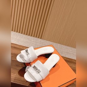 Новые тапочки Hermes Kelly с застежкой Kelly выглядят более стиль