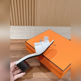 Новые тапочки Hermes Kelly с застежкой Kelly выглядят более стиль