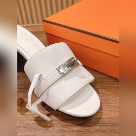 Новые тапочки Hermes Kelly с застежкой Kelly выглядят более стиль