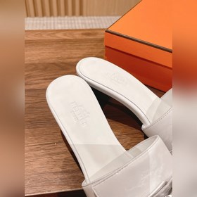 Новые тапочки Hermes Kelly с застежкой Kelly выглядят более стиль