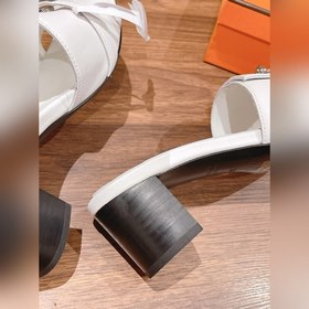 Новые тапочки Hermes Kelly с застежкой Kelly выглядят более стиль