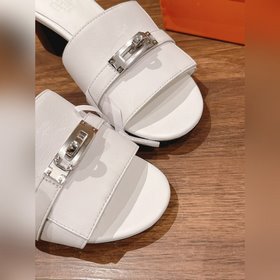 Новые тапочки Hermes Kelly с застежкой Kelly выглядят более стиль