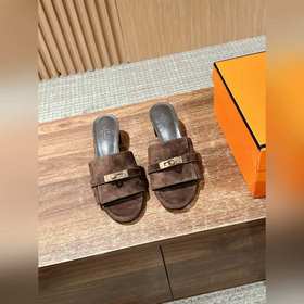 Новые тапочки Hermes Kelly с застежкой Kelly выглядят более стиль
