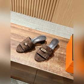 Новые тапочки Hermes Kelly с застежкой Kelly выглядят более стиль