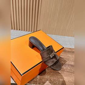 Новые тапочки Hermes Kelly с застежкой Kelly выглядят более стиль