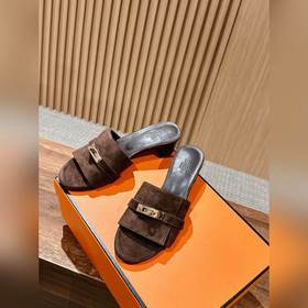 Новые тапочки Hermes Kelly с застежкой Kelly выглядят более стиль