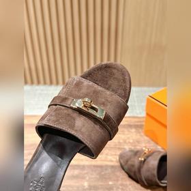 Новые тапочки Hermes Kelly с застежкой Kelly выглядят более стиль