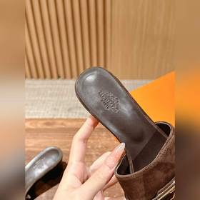 Новые тапочки Hermes Kelly с застежкой Kelly выглядят более стиль