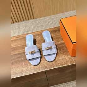 Новые тапочки Hermes Kelly с застежкой Kelly выглядят более стиль