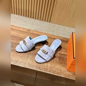 Новые тапочки Hermes Kelly с застежкой Kelly выглядят более стиль