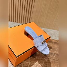 Новые тапочки Hermes Kelly с застежкой Kelly выглядят более стиль
