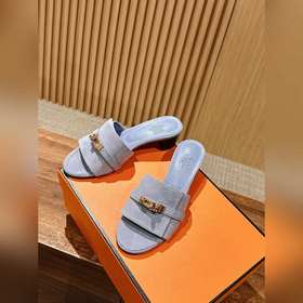 Новые тапочки Hermes Kelly с застежкой Kelly выглядят более стиль