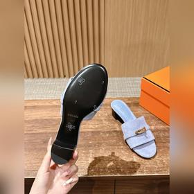 Новые тапочки Hermes Kelly с застежкой Kelly выглядят более стиль