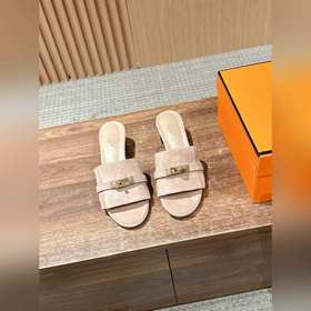 Новые тапочки Hermes Kelly с застежкой Kelly выглядят более стиль