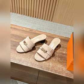 Новые тапочки Hermes Kelly с застежкой Kelly выглядят более стиль