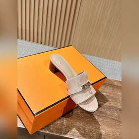 Новые тапочки Hermes Kelly с застежкой Kelly выглядят более стиль