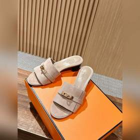 Новые тапочки Hermes Kelly с застежкой Kelly выглядят более стиль