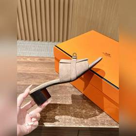 Новые тапочки Hermes Kelly с застежкой Kelly выглядят более стиль
