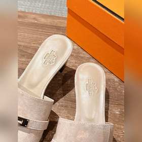Новые тапочки Hermes Kelly с застежкой Kelly выглядят более стиль