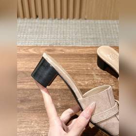 Новые тапочки Hermes Kelly с застежкой Kelly выглядят более стиль