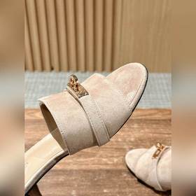 Новые тапочки Hermes Kelly с застежкой Kelly выглядят более стиль