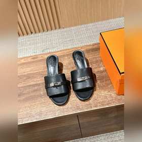 Новые тапочки Hermes Kelly с застежкой Kelly выглядят более стиль