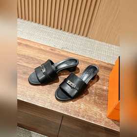 Новые тапочки Hermes Kelly с застежкой Kelly выглядят более стиль