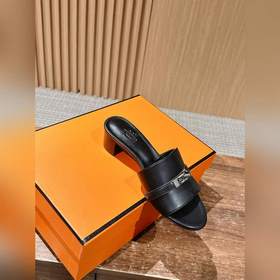 Новые тапочки Hermes Kelly с застежкой Kelly выглядят более стиль