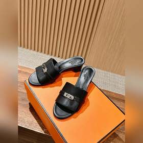 Новые тапочки Hermes Kelly с застежкой Kelly выглядят более стиль