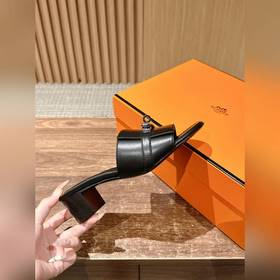 Новые тапочки Hermes Kelly с застежкой Kelly выглядят более стиль