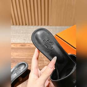 Новые тапочки Hermes Kelly с застежкой Kelly выглядят более стиль