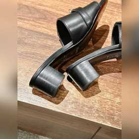 Новые тапочки Hermes Kelly с застежкой Kelly выглядят более стиль