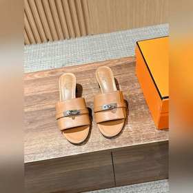 Новые тапочки Hermes Kelly с застежкой Kelly выглядят более стиль