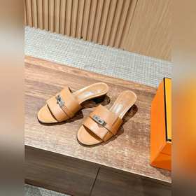 Новые тапочки Hermes Kelly с застежкой Kelly выглядят более стиль