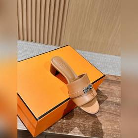 Новые тапочки Hermes Kelly с застежкой Kelly выглядят более стиль