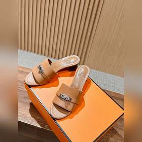 Новые тапочки Hermes Kelly с застежкой Kelly выглядят более стиль