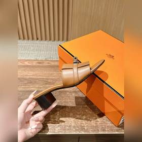 Новые тапочки Hermes Kelly с застежкой Kelly выглядят более стиль