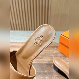 Новые тапочки Hermes Kelly с застежкой Kelly выглядят более стиль