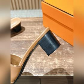 Новые тапочки Hermes Kelly с застежкой Kelly выглядят более стиль