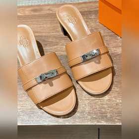 Новые тапочки Hermes Kelly с застежкой Kelly выглядят более стиль