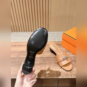 Новые тапочки Hermes Kelly с застежкой Kelly выглядят более стиль