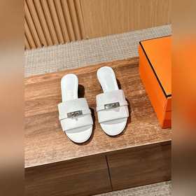 Новые тапочки Hermes Kelly с застежкой Kelly выглядят более стиль