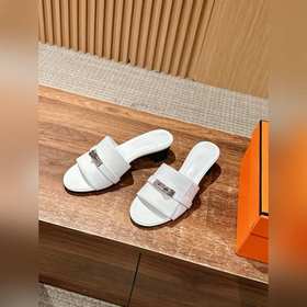 Новые тапочки Hermes Kelly с застежкой Kelly выглядят более стиль