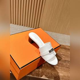 Новые тапочки Hermes Kelly с застежкой Kelly выглядят более стиль