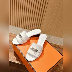 Новые тапочки Hermes Kelly с застежкой Kelly выглядят более стиль